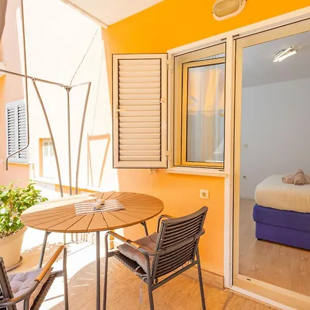 Vera アパート フヴァル