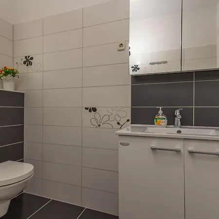 Vera アパート フヴァル