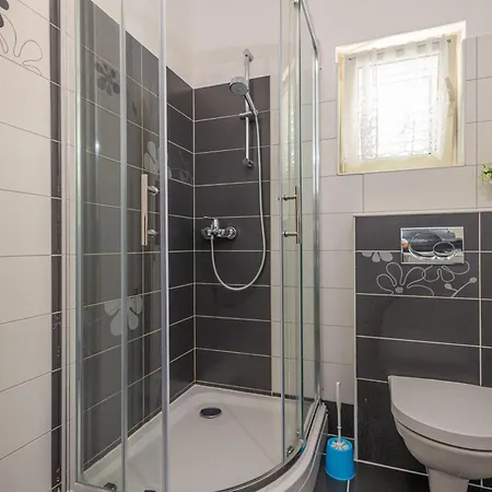 アパート Vera フヴァル