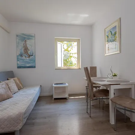 Vera アパート フヴァル