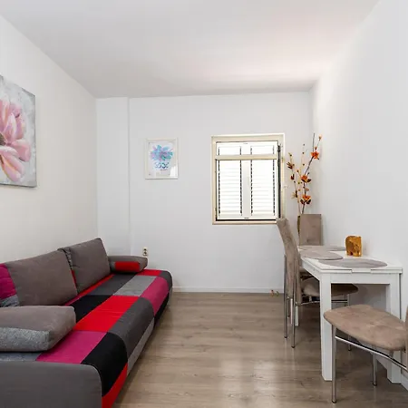 Vera アパート フヴァル