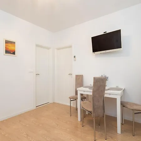 アパート Vera フヴァル