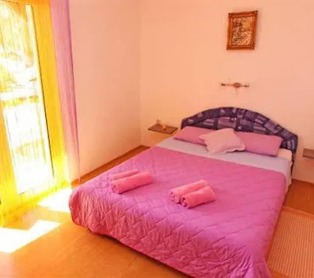 アパート Vera フヴァル